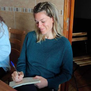 Escribiendo en su diario